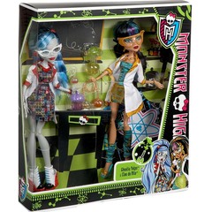 Клео де Нил и Гулия Йелпс. В классе