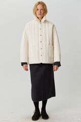 Зимняя стеганая куртка с меховым воротником молочного цвета