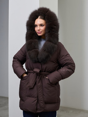 Удлиненный винный пуховик с поясом и мехом