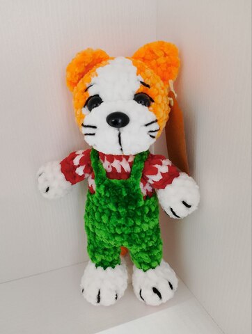 Котик оранжевый в зеленом комбинезоне (15 см.)