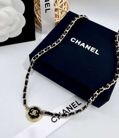 56174- Колье цепочка CHANEL со вставкой из черной кожи