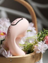 Нежно-розовый вибратор Tara с вакуумной стимуляцией и управлением через приложение - 
