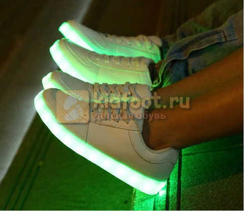 Светящиеся кроссовки с USB зарядкой Fashion (Фэшн) на шнурках, цвет белый, светится вся подошва. Изображение 25 из 29.