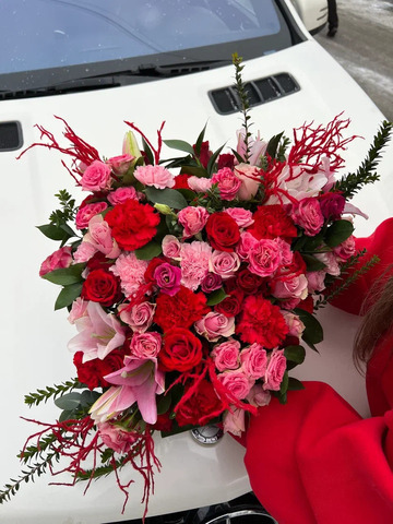 Цветочная композиция в керамической вазе