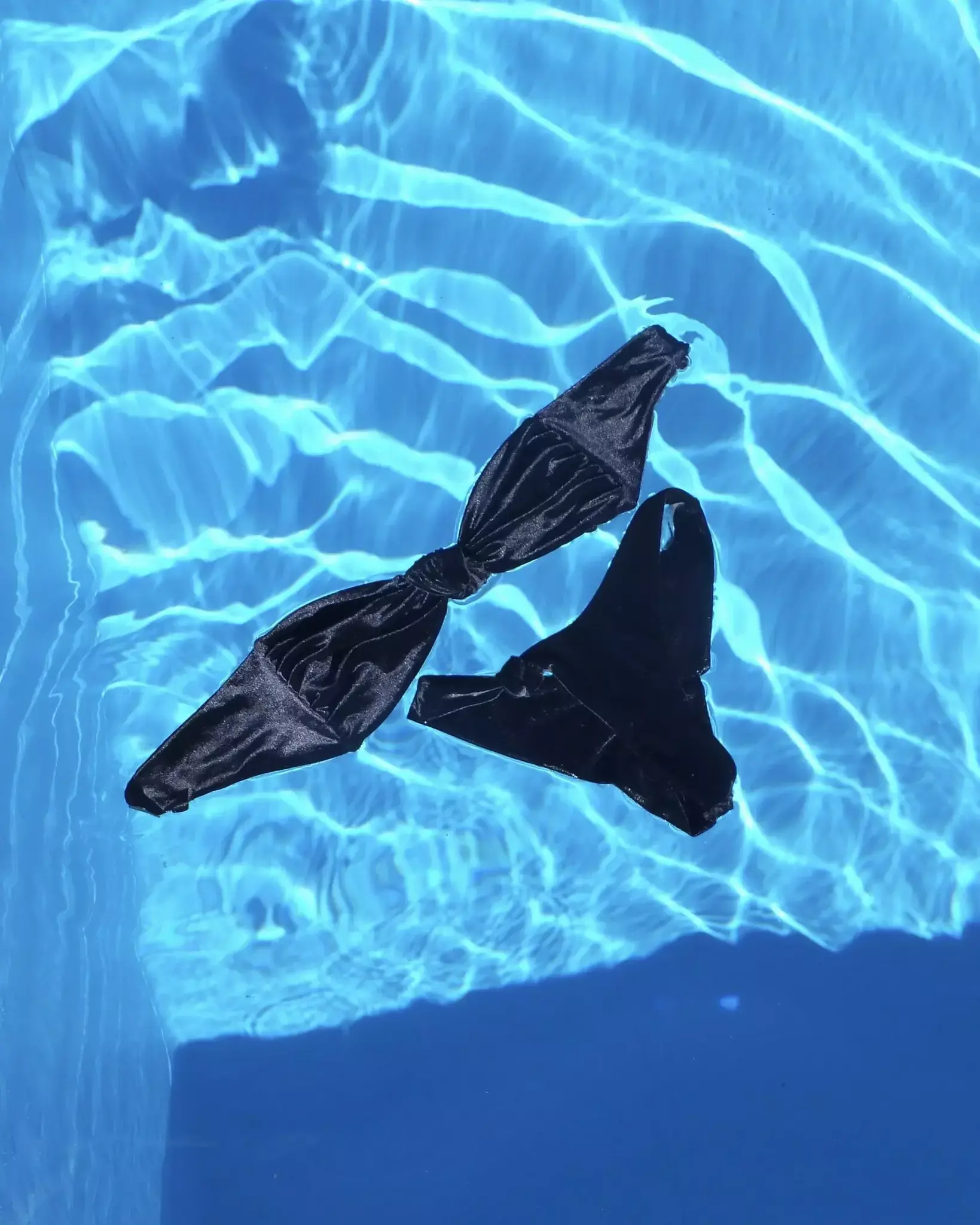 Плавки бразильяно с узлом бархатные черные