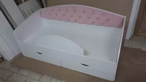 Кровать с мягкой спинкой 