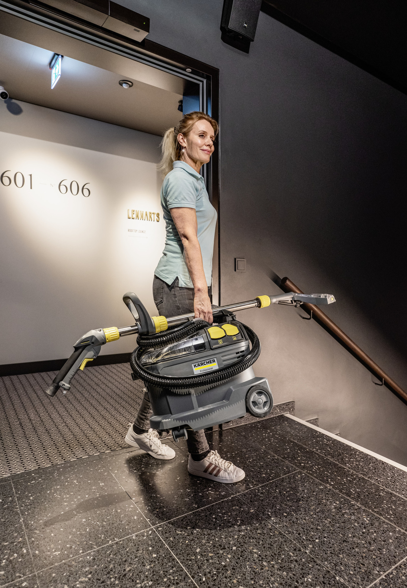 Моющий пылесос Puzzi 8/1 Adv 11002410 – купить за 88 890 ₽ |  Интернет-магазин Karcher