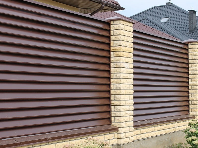 Металлические ламели Реснички RAL8017 купить в Екатеринбурге - ЗаборДом
