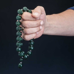 Чётки с черепами из зеленого нефрита.