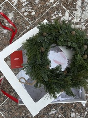 Венок из хвои с шишками в коробке с открыткой