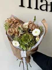 Букет из зеленой гортензии, хризантемы, минигерберы, амми и оринтогалума