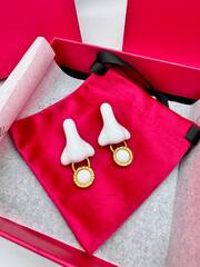 73354 - Серьги NOSES в стиле Schiaparelli матовое золото/белая эмаль