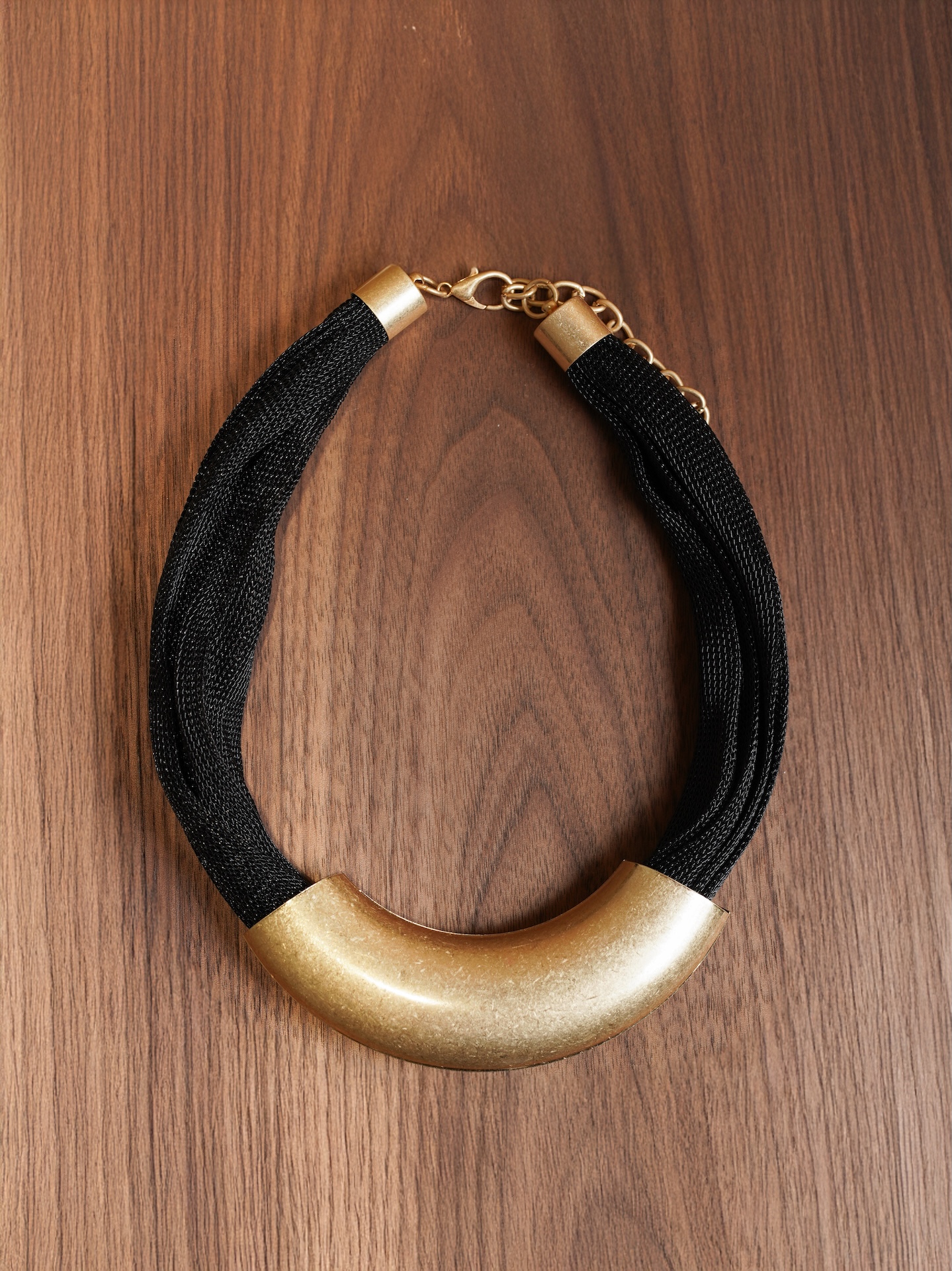 Чокер с латунной деталью на сетке