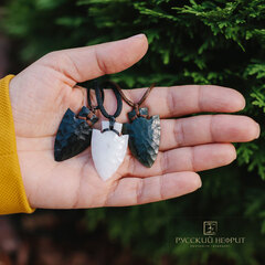 Оберег "Стрела". Тёмно-зелёный нефрит