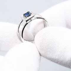 2011160- Кольцо из белого золота с дорожками из бриллиантов и сапфиром