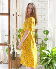 Платье миди для беременных и кормящих принт цветы на желтом
