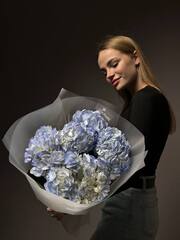 Букет из голубых гортензий
