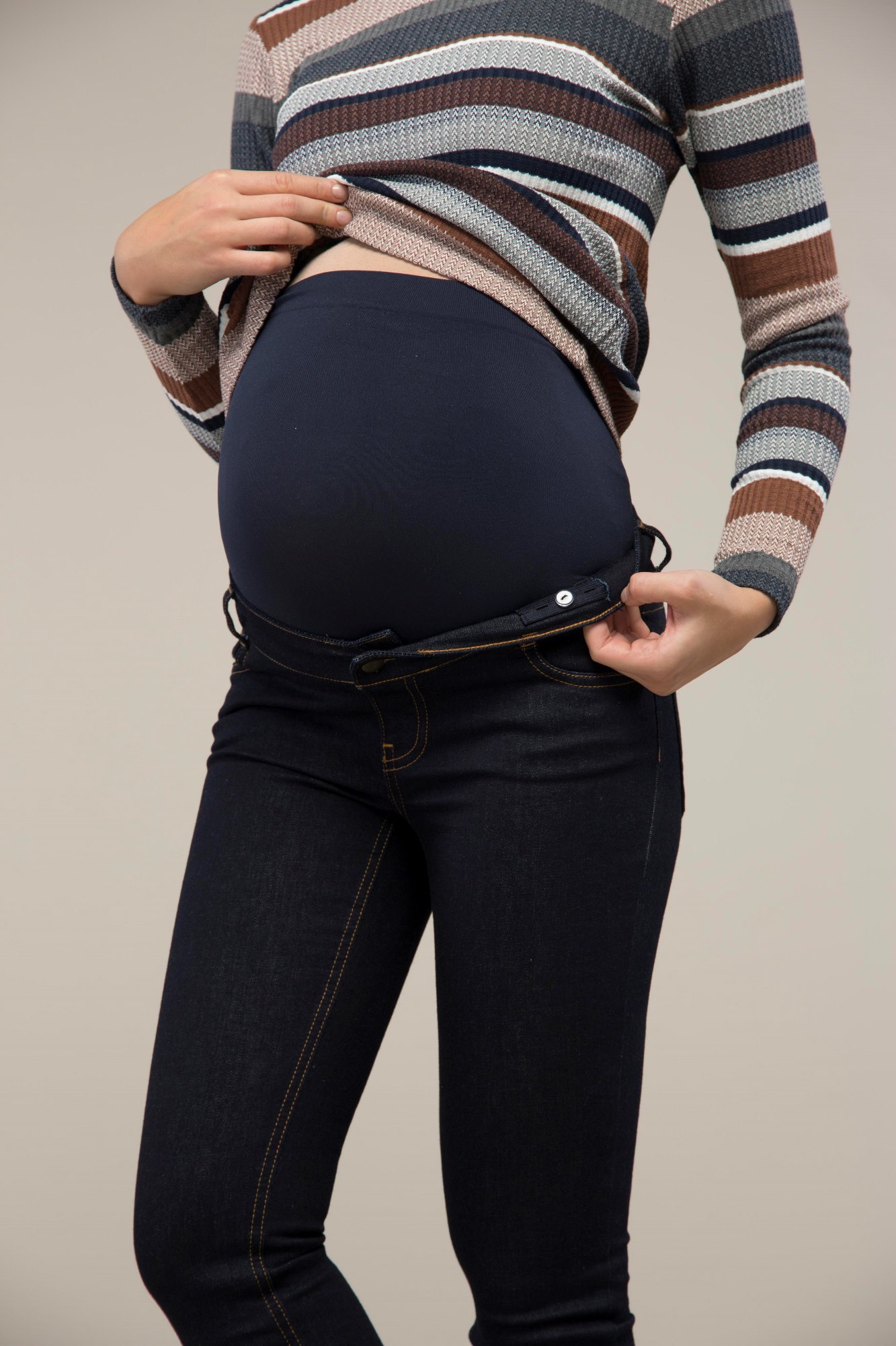 Фото джинсы-скинни для беременных GEBE, зауженные, средняя посадка, широкий бандаж от магазина СкороМама, синий, размеры.