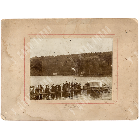 Перевоз. Катанья на лодках. Чёрно-белая фотография. Россия. 1900-е.