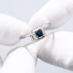 2011160- Кольцо из белого золота с дорожками из бриллиантов и сапфиром