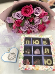 Подарочный набор 21 роза Кения 40см + Шоколад "ЛЮБЛЮ"