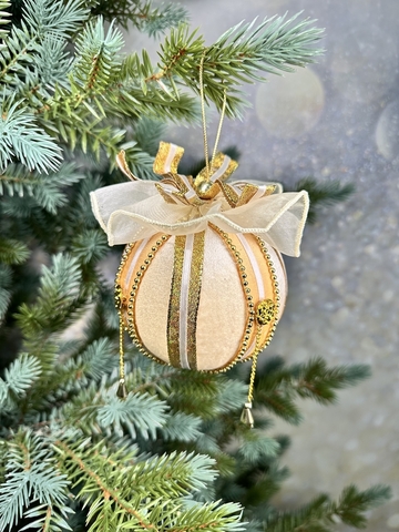 Шар с бантом 10см ChristmasDeLuxe premium collection кремовый/золотой