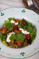 ТЁПЛЫЙ САЛАТ С БАКЛАЖАНАМИ, КЕШЬЮ И ЧИМИЧУРРИ