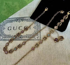 komplekt-ukrashenij-kole-braslet-kolco-s-cvetnymi-kamnyami-style-by-gucci