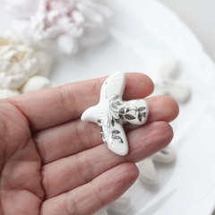 Подвеска фарфоровая Птичка (белый с серебром) 34*42 мм S039