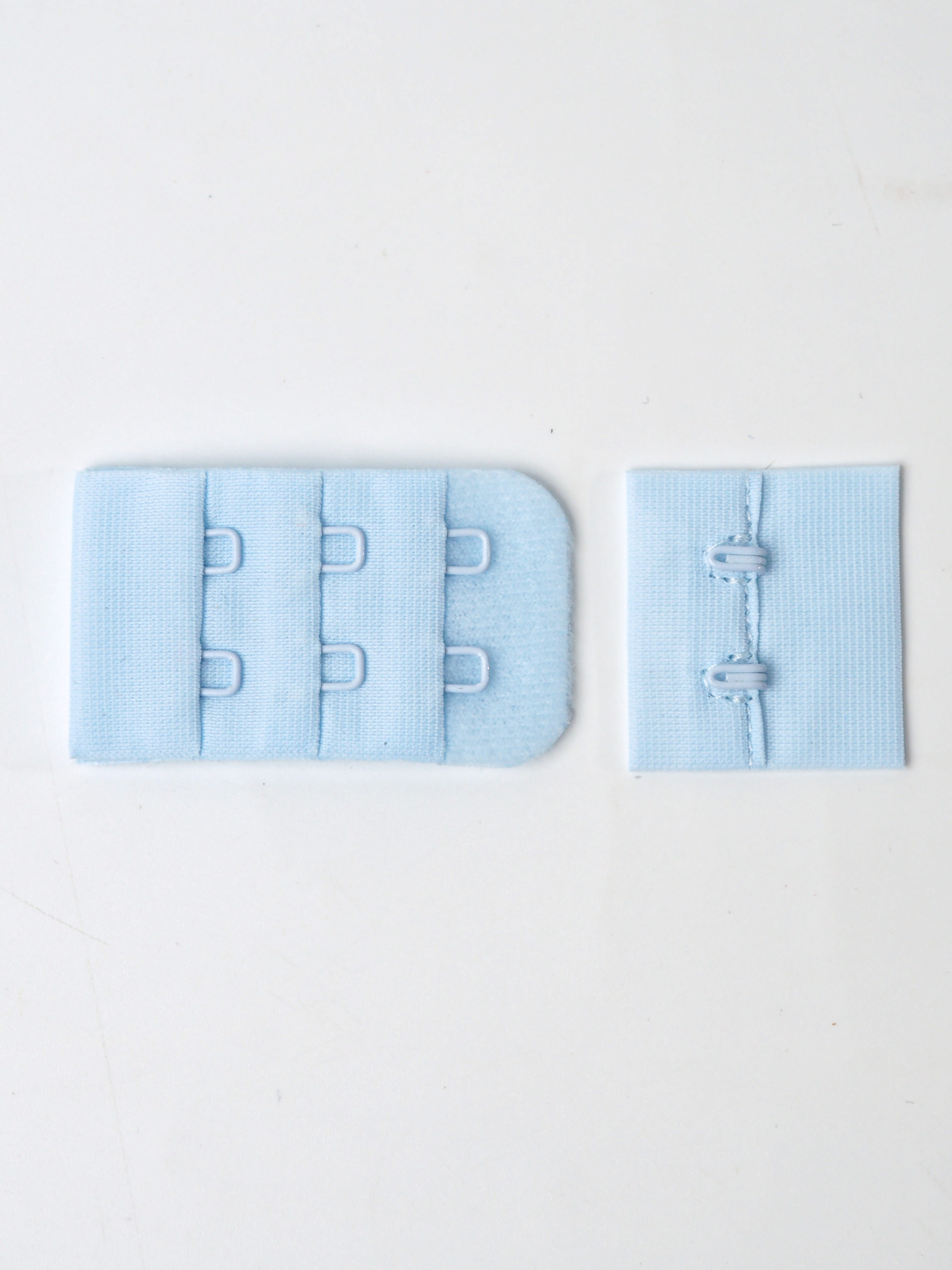 Застежка для бюстгальтера нежно-голубая светлая с крючками 2х3