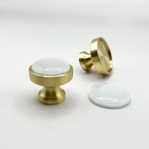 Кнопка Snowdrop c вставкой из белого стекла ( Satin Brass )