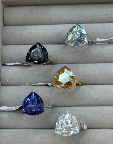 kolco-s-cvetnymi-kristallami-treugolnikami