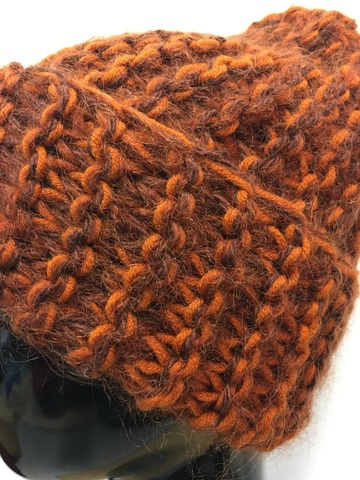 Цвет: шапка представлена оранжево-терракотовом меланже. Темно-терракотовая ниточка из мохера - придает пушистость.