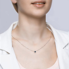 2070009-kole-iz-belogo-zolota-s-brilliantami-i-sapfirom