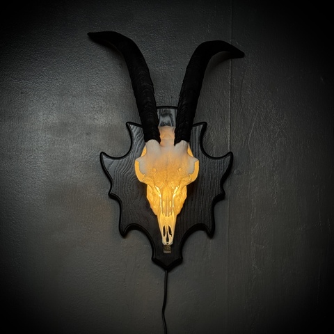 Череп козла на медальоне - ночник