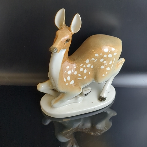 Статуэтка "Косуля", фарфор, аэрография, Ленинградский фарфоровый завод (ЛФЗ), скульптор Б. Я. Воробьев. СССР