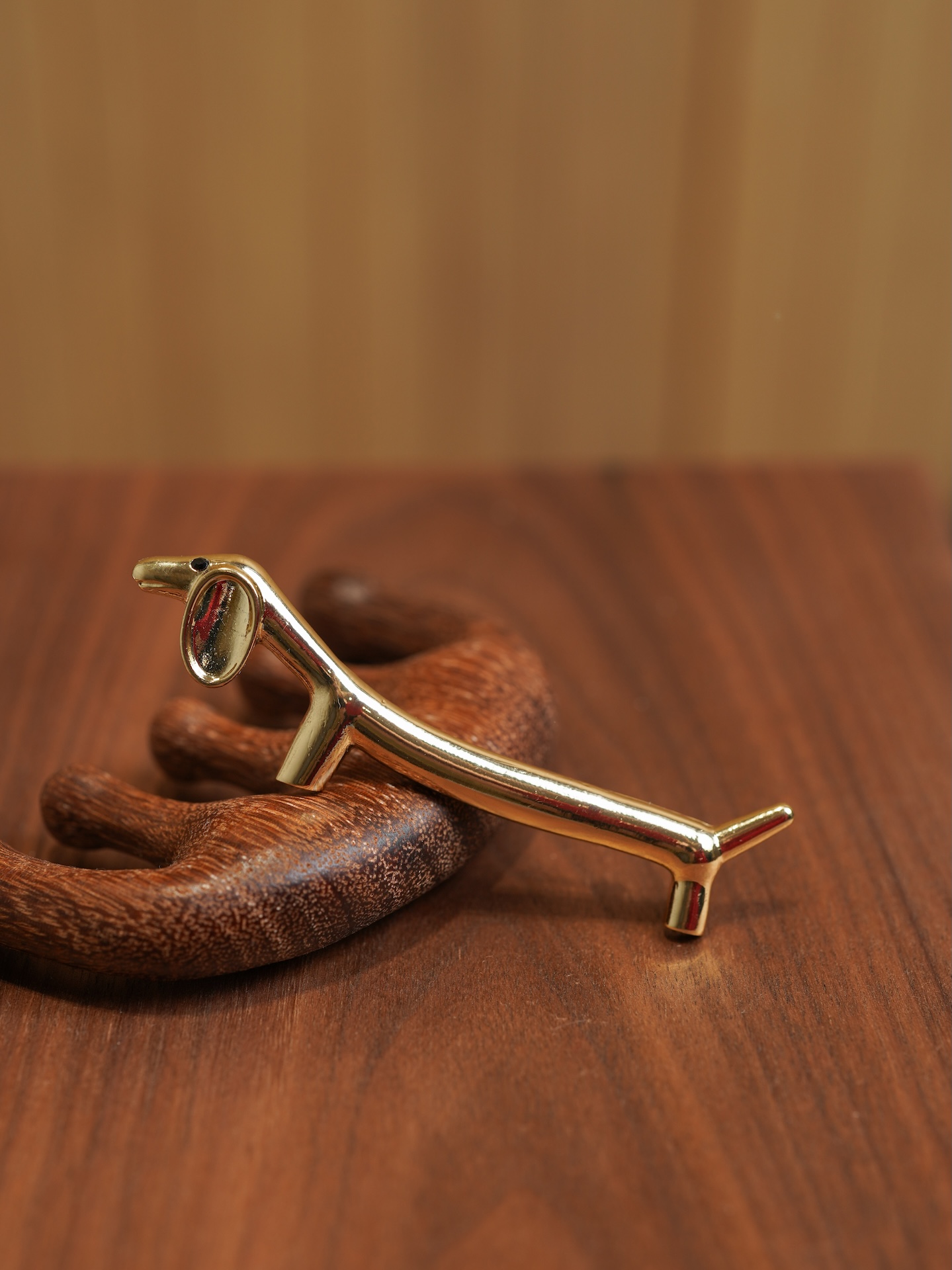 Брошь в виде собачки таксы