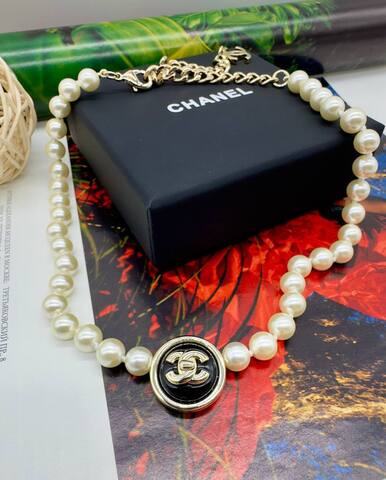 52316 - Колье-чокер из жемчуга CHANEL с круглой подвеской с эмалью