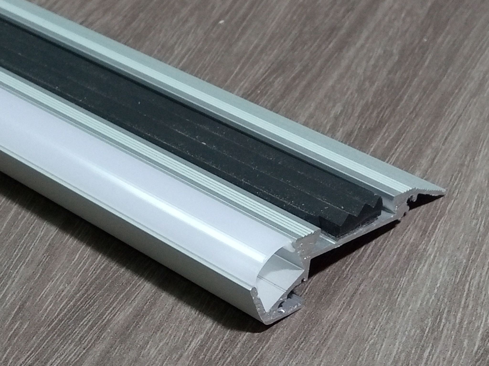Профиль для светодиодной ленты с рассеивателем накладной. Анодированный алюминиевый профиль для ступеней. Алюминиевый профиль 551f (2000x14x7мм с рассеивателем). Алюминиевый профиль 552 (2000х18х18мм с рассеивателем). Svetodar профиль накладной алюминиевый Хоста.