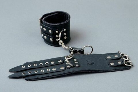 Широкие чёрные кожаные наручники - Подиум Р22