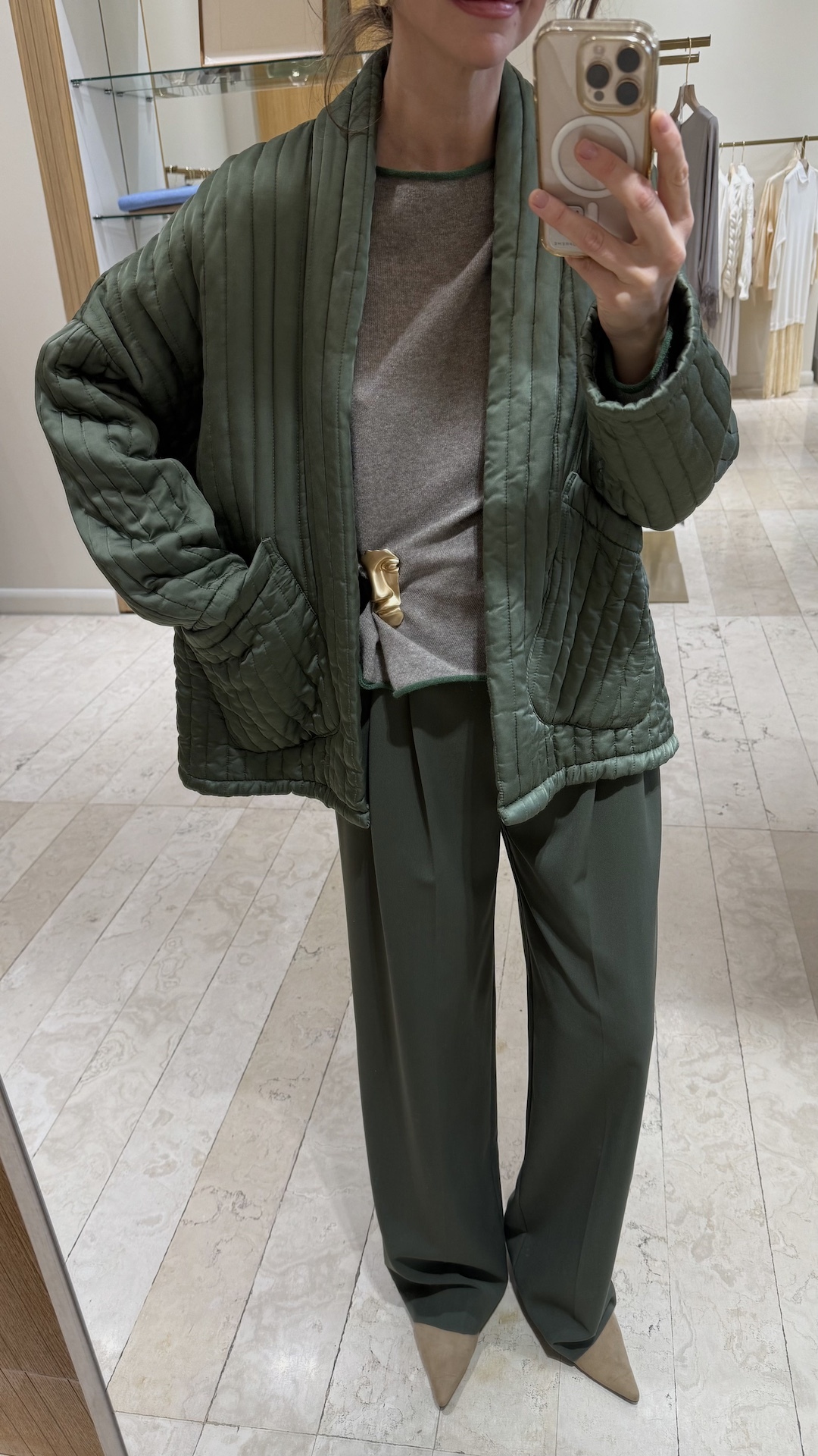 Брюки с умеренными защипами