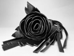 Черная кожаная плеть с розой в рукояти - 40 см. - 