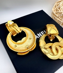 Серьги крупные CHANEL из латуни с круглыми подвесками