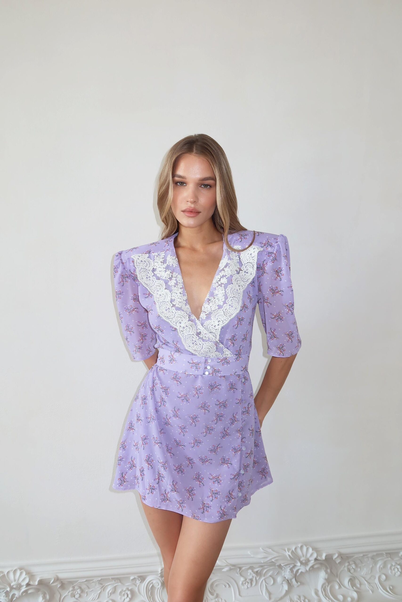 Платье мини с кружевом и цветочным принтом