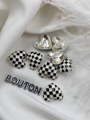 Пуговицы в форме сердца с шахматным принтом черно-белые скидка