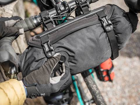 Картинка велосумка Topeak Frontloader, Handlebar Mount Bikepacking Bag, 8 L  - 4