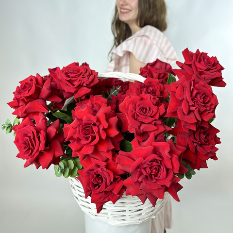 Букет 15 красных французских роз в корзине