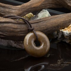 Диск Би из табачного нефрита