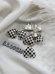 Пуговицы в форме сердца с шахматным принтом черно-белые скидка