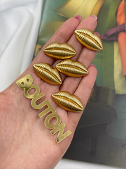 Пуговицы Скиап. объемные золотые губы